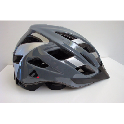 Capacete de bicicleta cinza com aberturas para ventilação