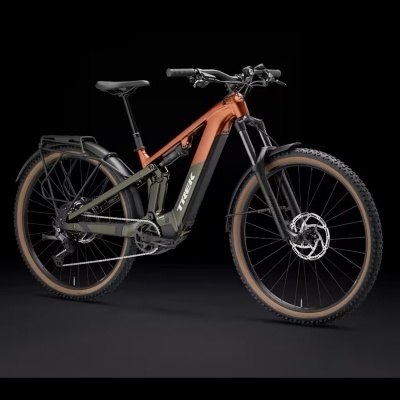 Bicicleta elétrica de montanha com quadro em tons de laranja e cinza num fundo preto