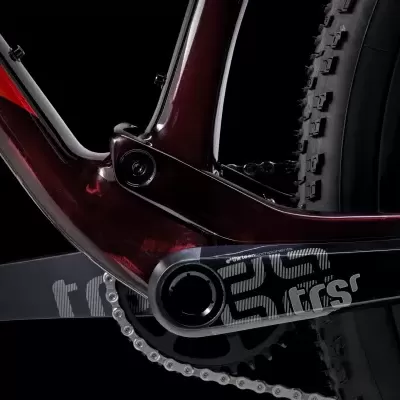 Quadro vermelho e preto de bicicleta de montanha com pneu grosso e braço do pedal com texto 12K