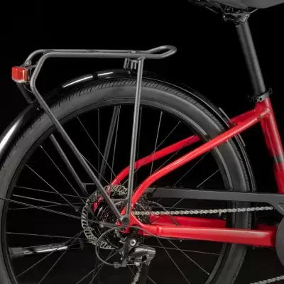 Bicicleta vermelha com bagageira preta e rodas pretas