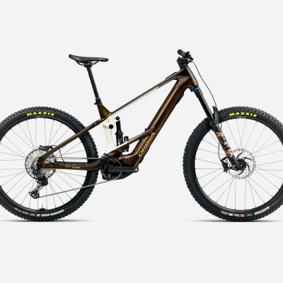 Bicicleta eléctrica de montanha Canyon preto e castanho com pneus Maxxis