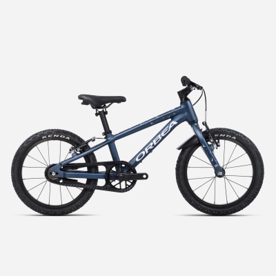 Bicicleta infantil azul com pneus pretos e letras brancas ORBEA no quadro.