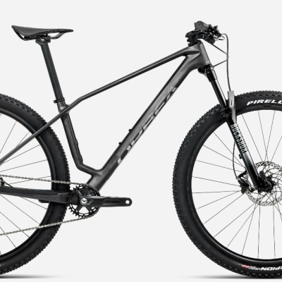 Bicicleta de montanha preta com quadro carbono e pneus PIRELLI