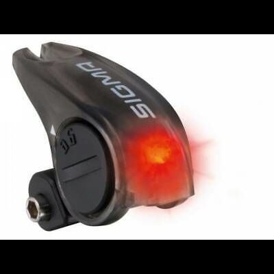 Lanterna traseira para bicicleta preta com luz vermelha acesa.