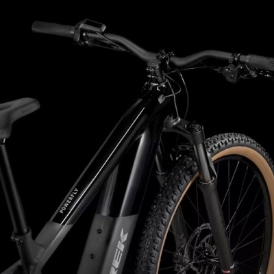 Bicicleta eléctrica preta TREK POWERFLY com pneus castanhos e pretos e banco preto