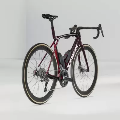 Bicicleta de estrada preta e vermelha com rodas finas num fundo branco