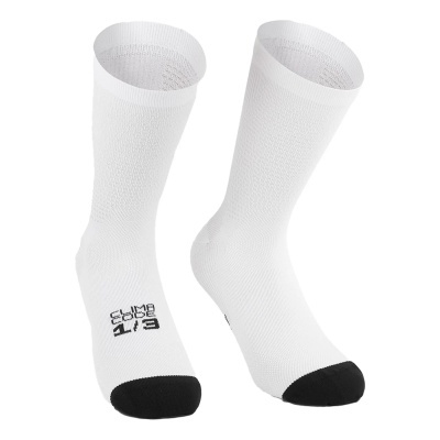 Meias desportivas brancas com biqueira preta e texto impresso