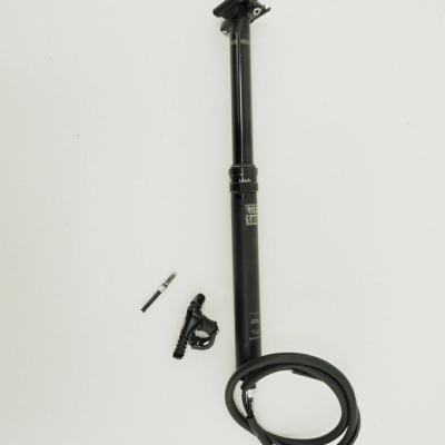 Canote de selim de bicicleta preto com tubo flexível sobre fundo branco