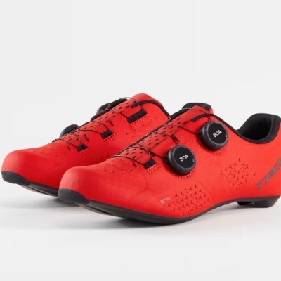 Sapatilhas de ciclismo vermelhas com botões de ajuste preto