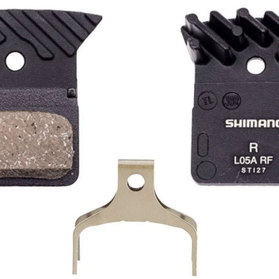 Pastilhas de travão Shimano pretas com texto branco e clipe metálico prateado