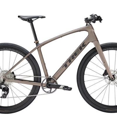 Bicicleta de estrada bronze com texto TREK no quadro