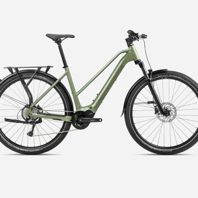 Bicicleta elétrica verde com pneus pretos Schwalbe e suspensão frontal preta