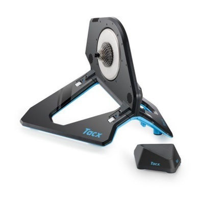 Suporte de treino para bicicleta Tacx preto e azul com roda dentada e acessório preto.