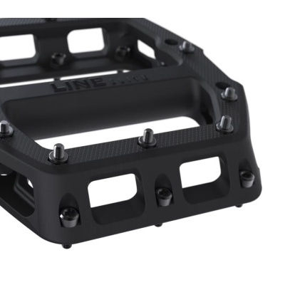 Pedal de bicicleta preto com pinos metálicos e gravação LINE COMP
