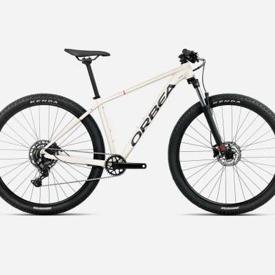 Bicicleta de montanha Orbea bege com pneus pretos