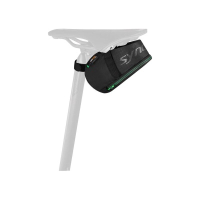 Bolsa de bicicleta preta com fecho verde e textos Corouna e Sync.