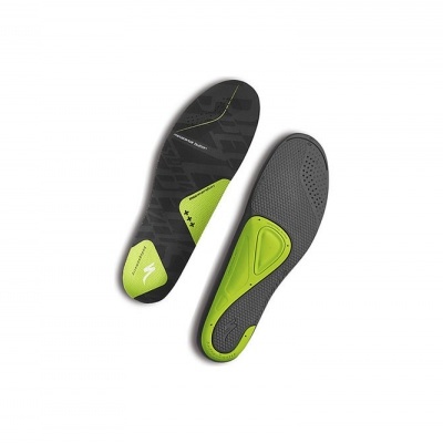 Palmilhas desportivas cinzas e verdes com zonas acolchoadas e perfurações.