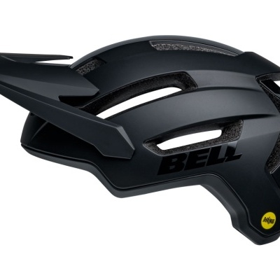 Capacete de ciclismo preto com viseira e marca BELL
