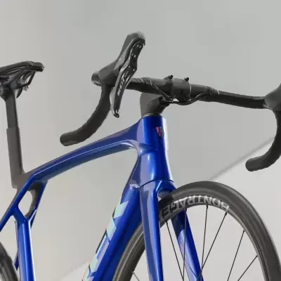 Bicicleta de estrada azul com guiador, selim e rodas pretas