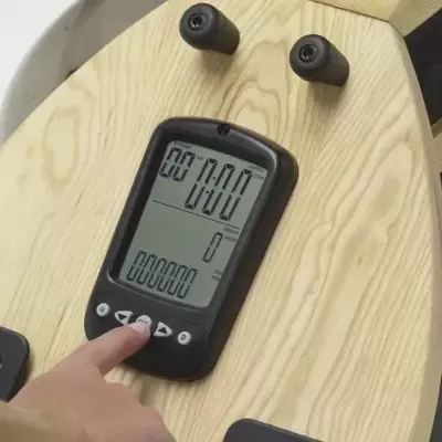 Display digital de equipamento de fitness com ecrã LCD e botões num estrutura de madeira