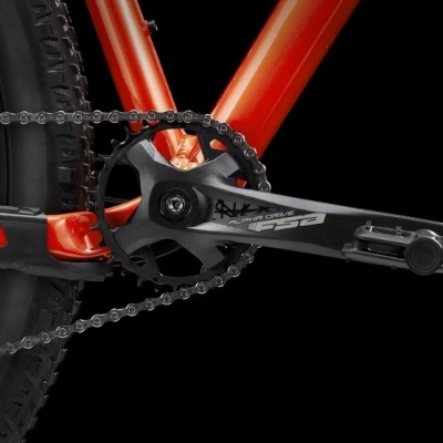 Pedaleira preta SHIMANO GRX e quadro laranja de bicicleta com corrente