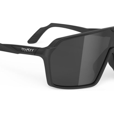 Óculos de sol desportivos pretos com lentes escuras em fundo branco