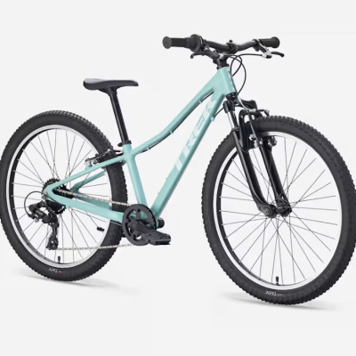 Bicicleta de montanha azul claro com pneus pretos sobre fundo branco