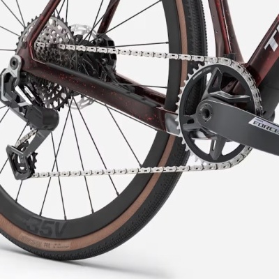 Pormenor da transmissão e roda traseira de uma bicicleta gravel