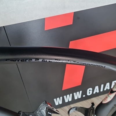 Quadro preto de bicicleta com texto WWW.GAIAN no fundo preto e vermelho