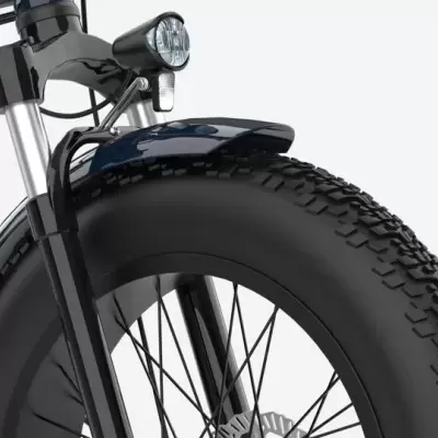 Roda dianteira de bicicleta com pneu largo e farol circular