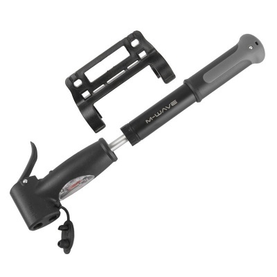 Bomba de ar manual preta e cinzenta com manómetro e suporte plástico.