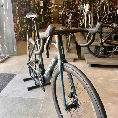 Bicicleta de estrada Orbea azul metálico em loja de bicicletas