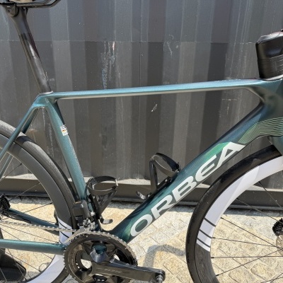 Bicicleta de estrada Orbea verde azulado com rodas preta e branca