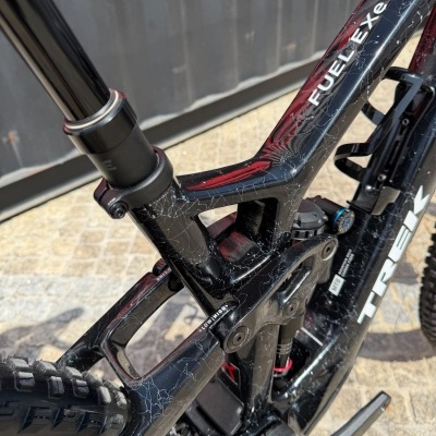 Quadro de bicicleta de montanha preto com padrões brancos e texto FUELEX e TREK