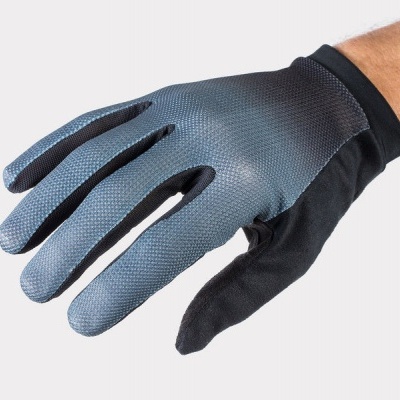 Luva cinza e preta com textura e punho elástico em fundo branco