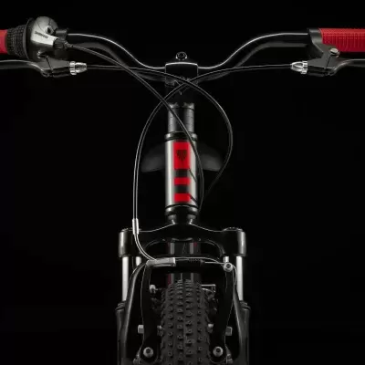 Guiador de bicicleta preto com punhos vermelhos e pneu dianteiro