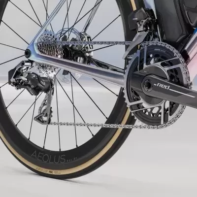 Sistema de transmissão de bicicleta com roda e corrente visíveis