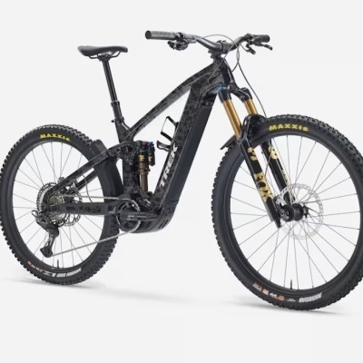 Bicicleta de montanha elétrica preta com suspensão dianteira FOX e pneus Maxxis