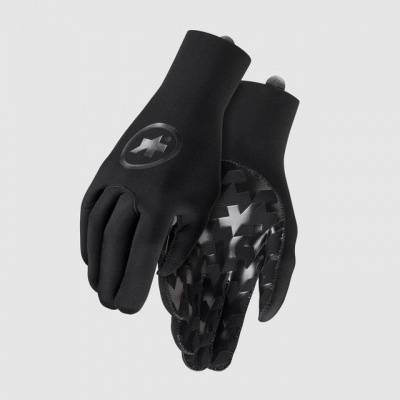 Par de luvas pretas com padrão de cruz e logo circular.