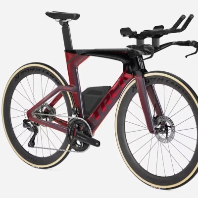 Bicicleta de triatlo preta e vermelha com rodas de carbono e guiador aerodinâmico