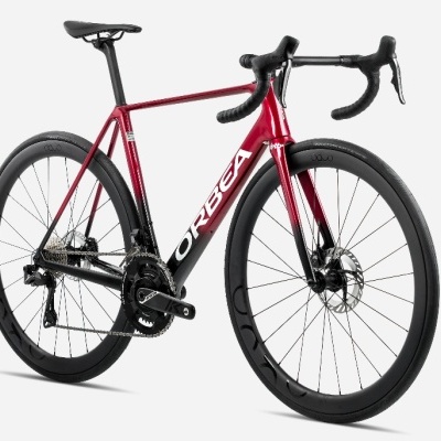 Bicicleta de estrada Orbea vermelha e preta em fundo branco
