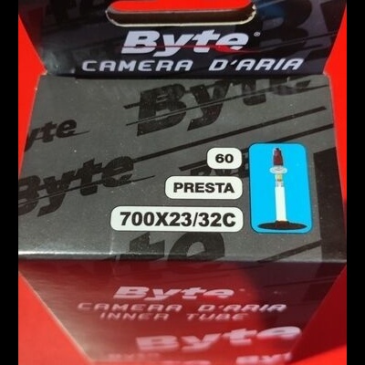 Caixa preta e cinza de câmara de ar para bicicleta Byte com texto e etiquetas sobre fundo vermelho