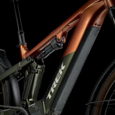 Bicicleta elétrica Trek com quadro verde e cobre metalizado