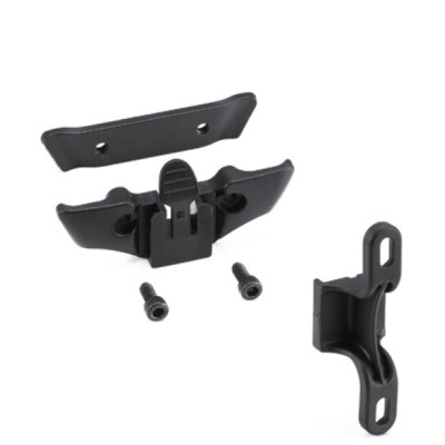 Peças de fixação em plástico preto com parafusos sobre fundo branco