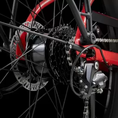 Roda traseira de bicicleta vermelha com disco de travão e engrenagens