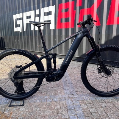 Bicicleta elétrica de montanha TREK preta com suspensão dianteira Rock Shox