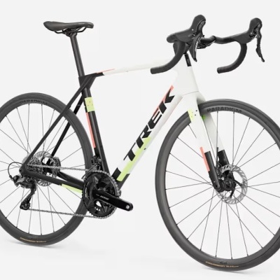 Bicicleta de estrada TREK com quadro preto e branco e detalhes fluorescentes