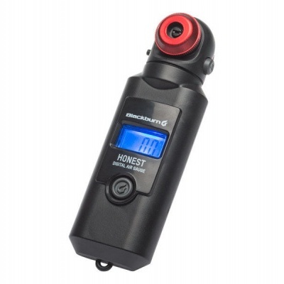 Medidor digital de pressão dos pneus preto com ecrã azul e detalhes vermelhos