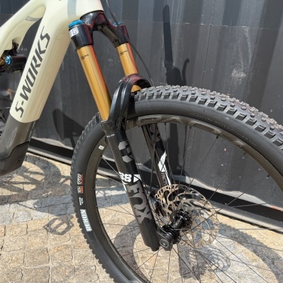 Bicicleta montanha S-WORKS bege e cinzenta com suspensão FOX Kashima Coat dourada e pneus Maxxis