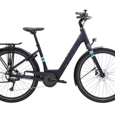 Bicicleta elétrica preta Trek com quadro em alumínio e bagageira traseira